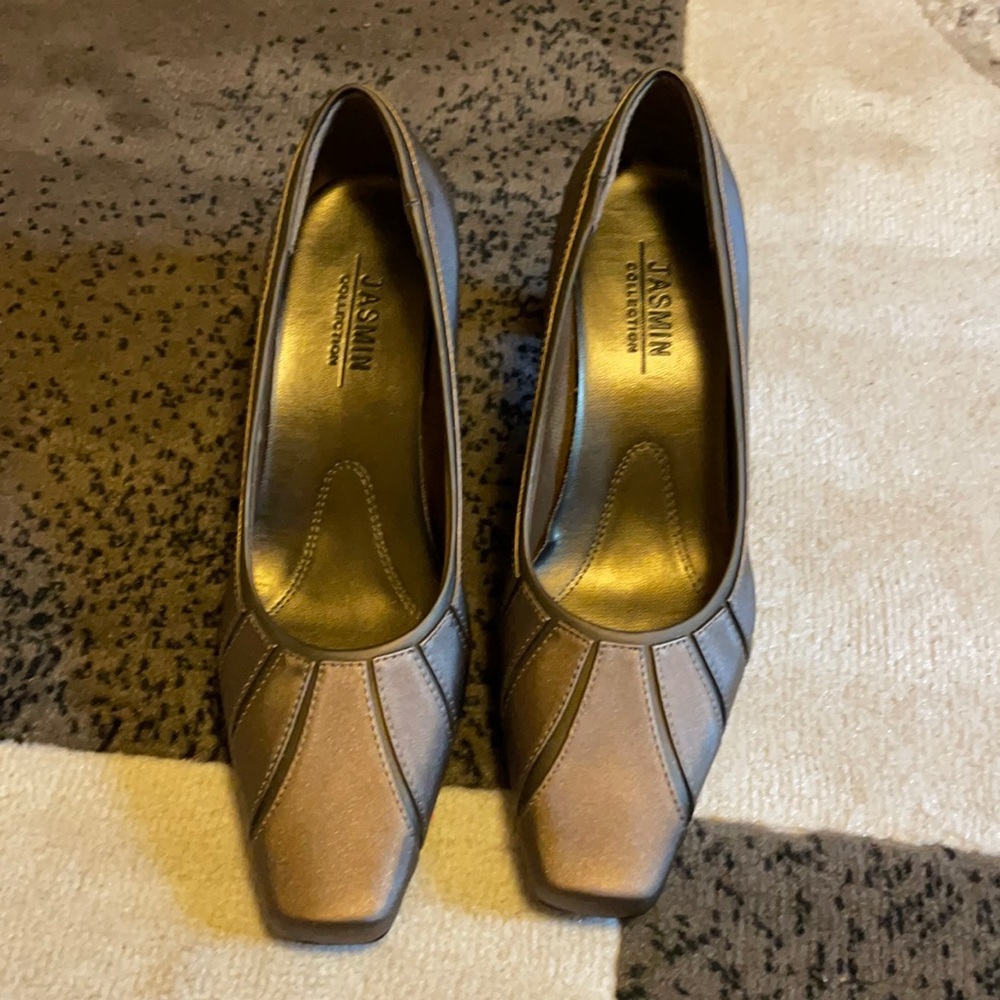 Jasmin Collection Bronze pumps.